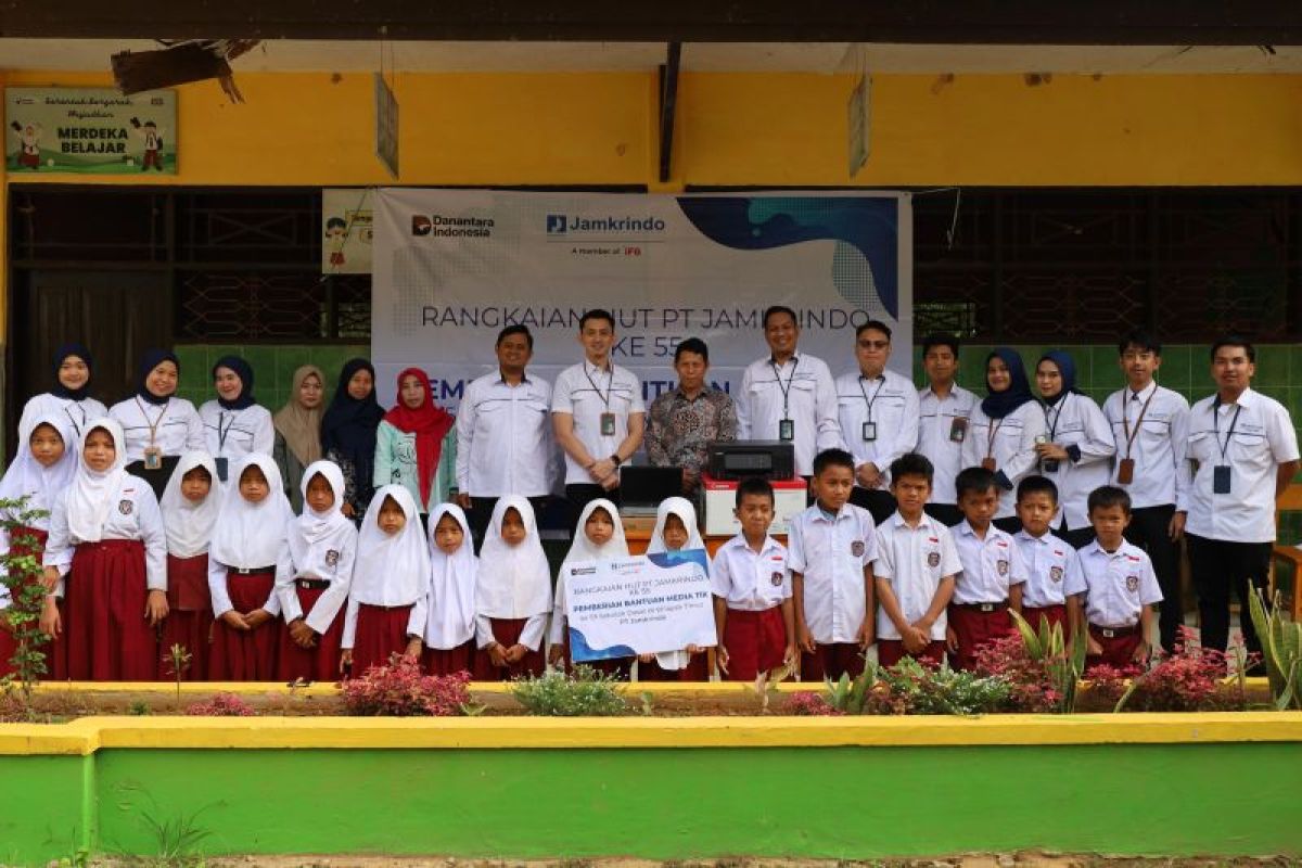 Jamkrindo salurkan 5.500 seragam dan 55 perangkat TIK ke siswa sekolah