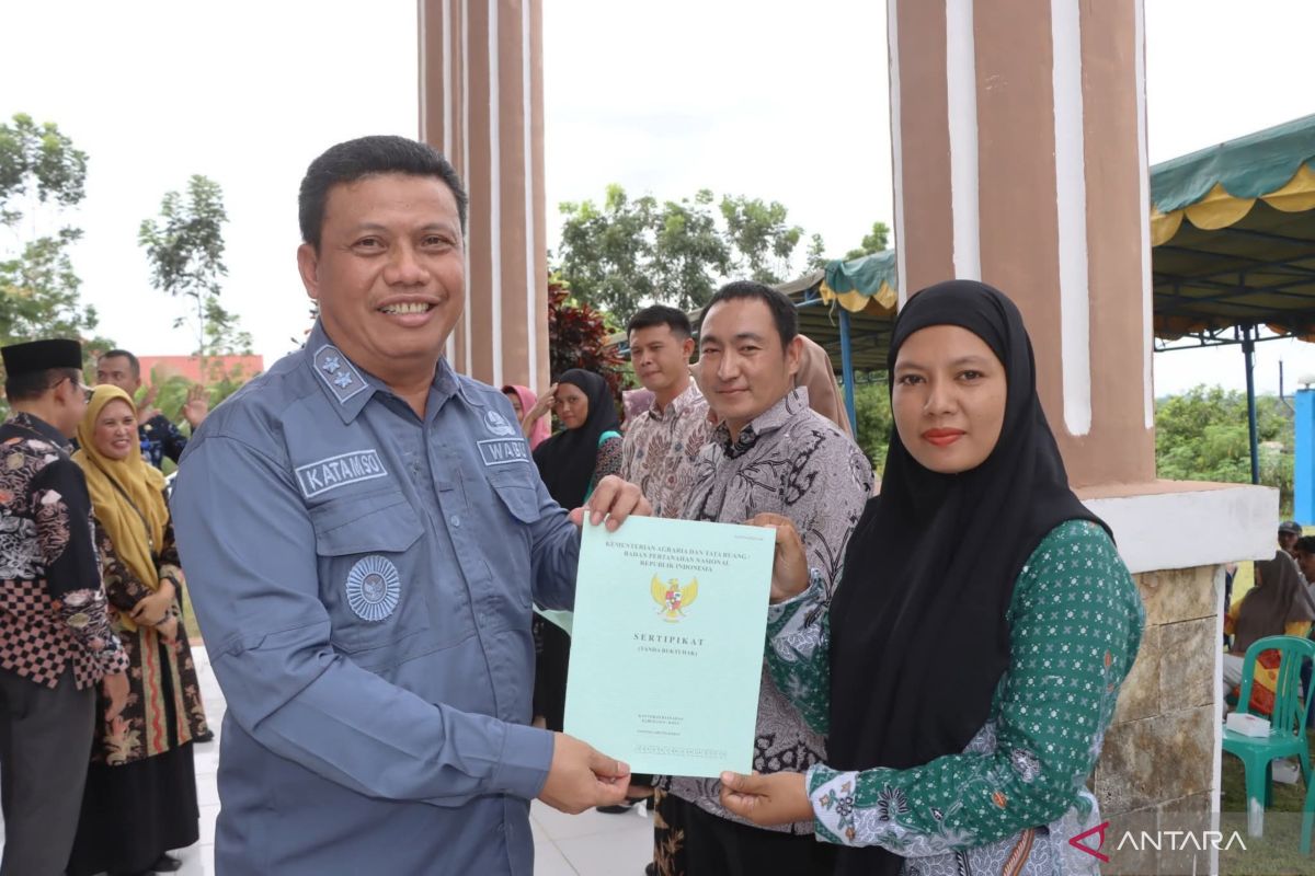 Wabup Katamso serahkan Sertifikat PTSL kepada Warga Merlung
