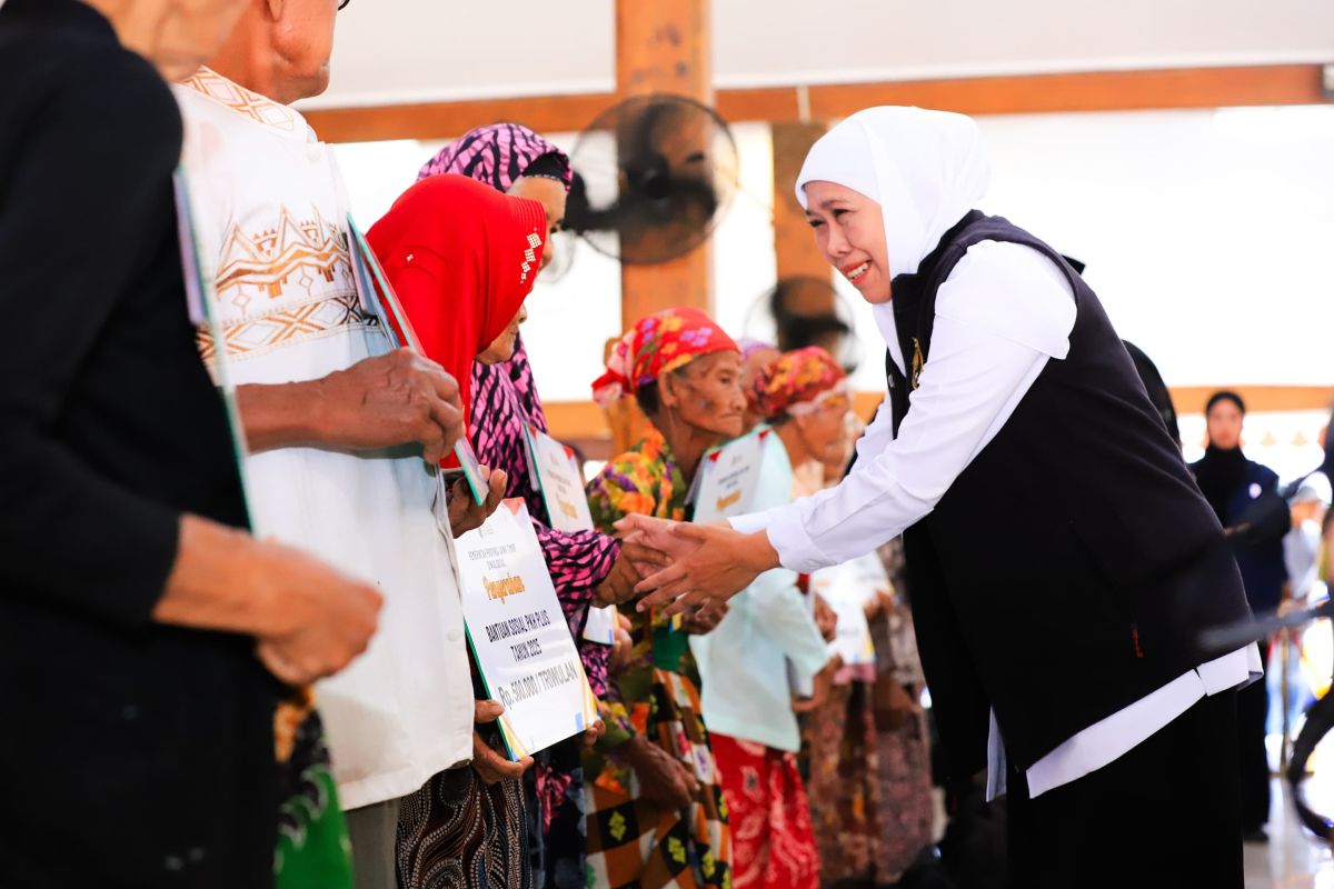 Khofifah salurkan bansos Rp10,2 miliar untuk tekan kemiskinan di Probolinggo