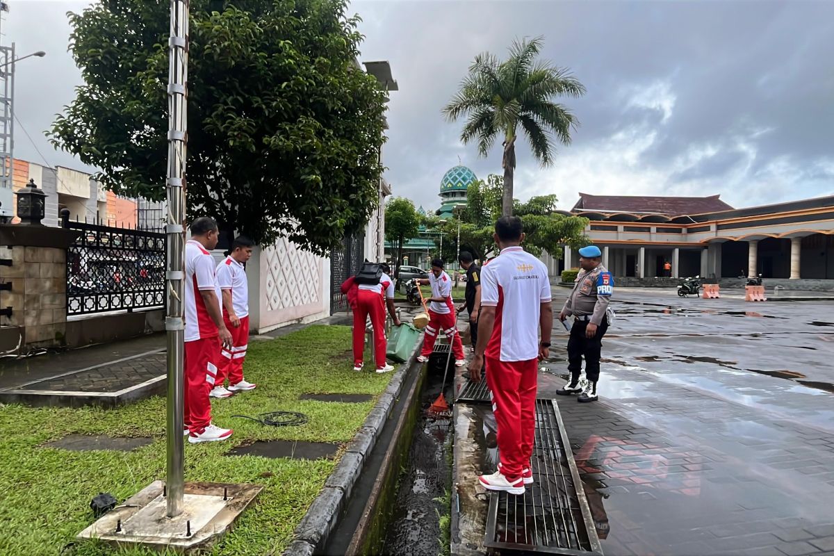 Lewat bakti religi, Polda Maluku aksi bersih rumah ibadah lintas agama pererat kerukunan