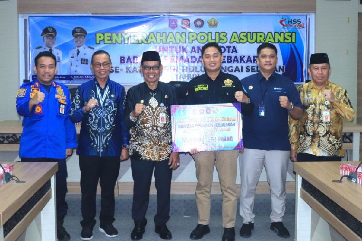 Ribuan anggota pemadam kebakaran di HSS terima polis asuransi