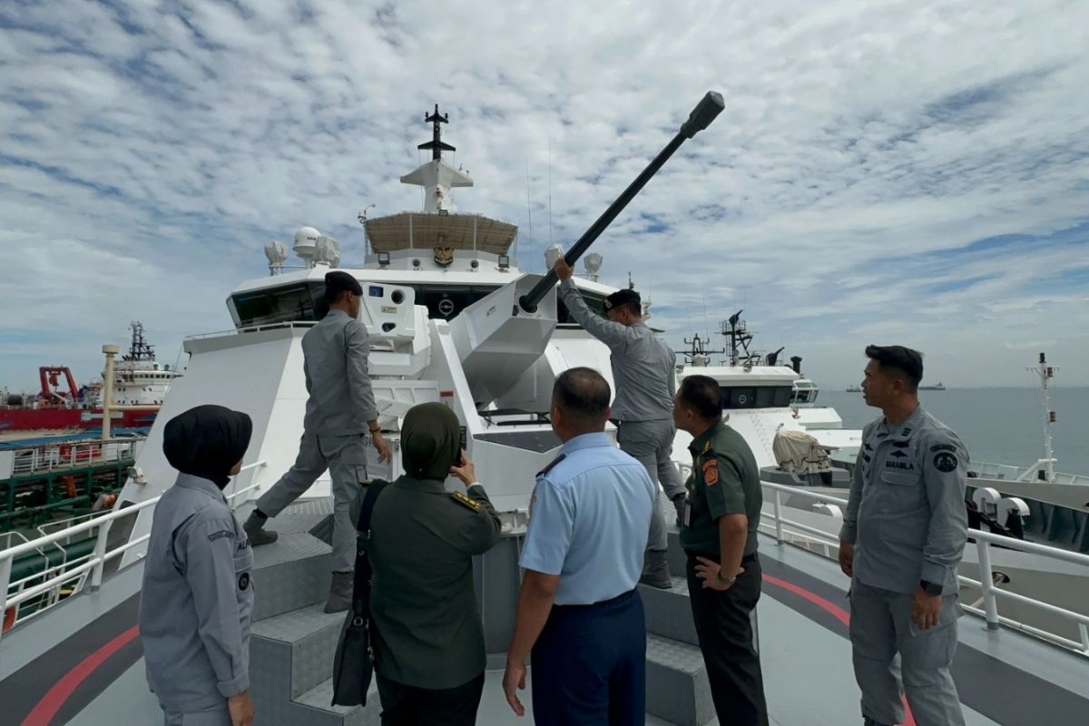 Kemenhan RI cek kelayakan sistem persenjataan KN Tanjung Datu-301 di Batam
