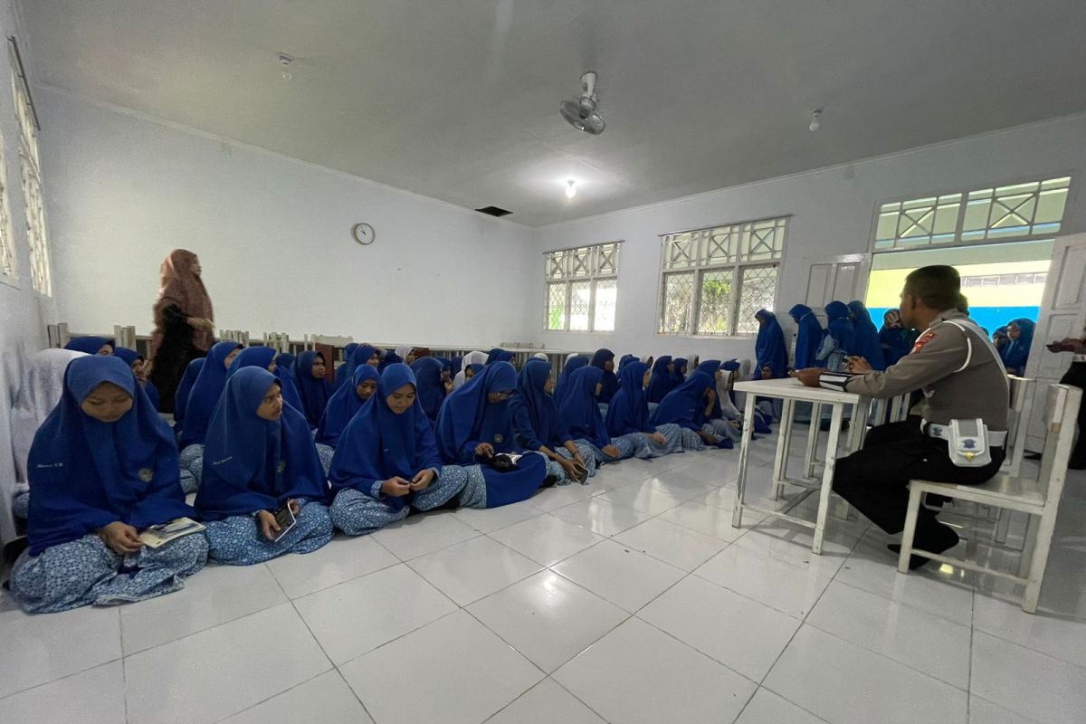 Polda Malut edukasi keselamatan berlalu lintas di pesantren