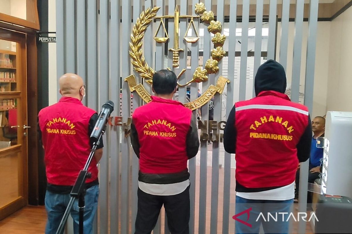Kejari Bandung tetapkan dan tahan tiga tersangka korupsi terkait MUJ