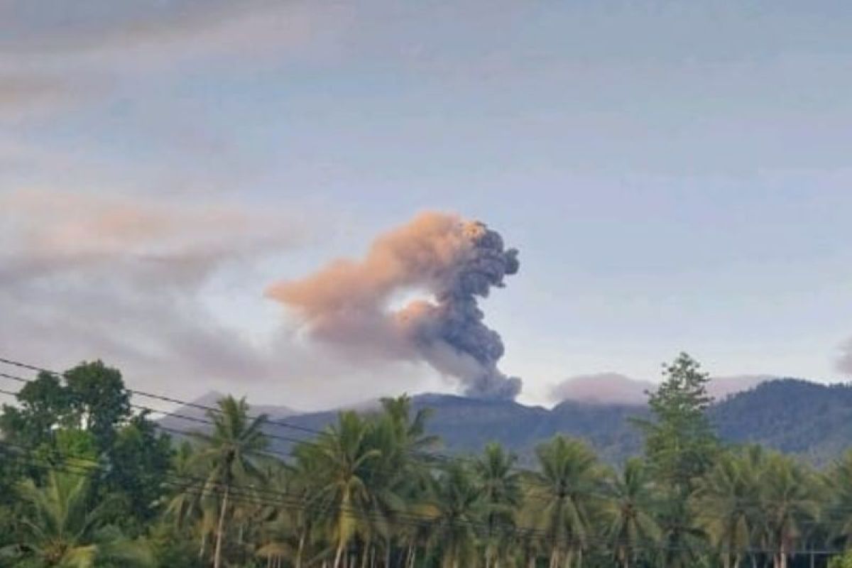 Gunung Dukono semburkan  abu vulkanik setinggi 1.400 meter