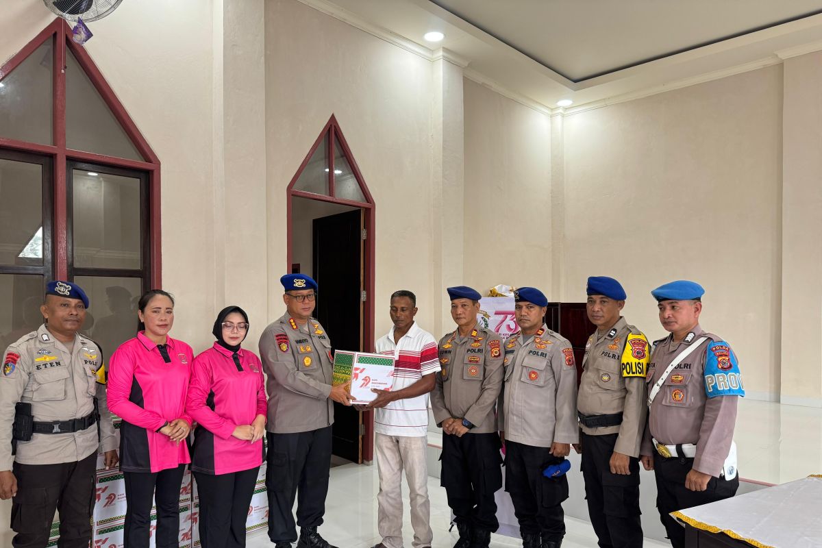 Ditpolairud Polda Maluku salurkan 50 paket sembako untuk nelayan jelang HUT Bhayangkara