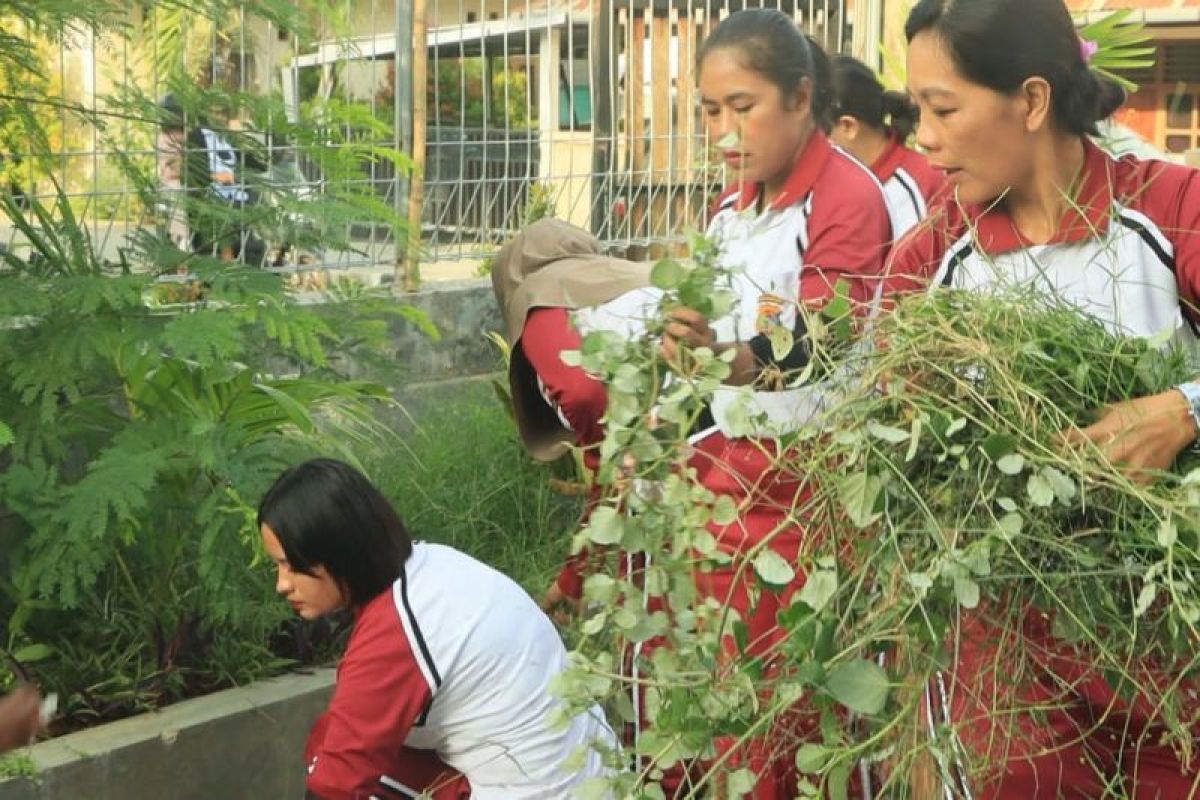 Polres Manggarai Barat membersihkan rumah ibadah sambut HUT Bhayangkara