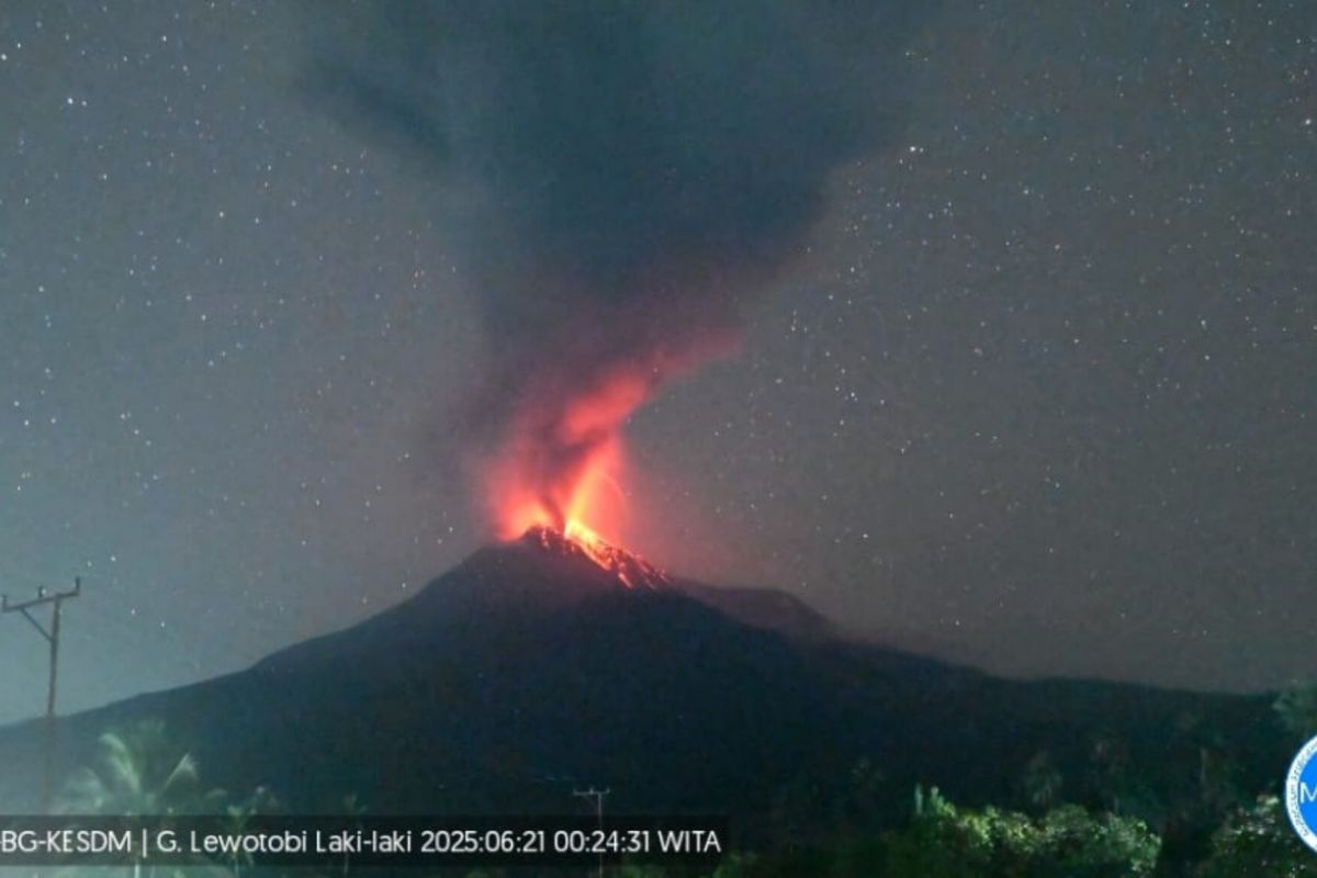 Gunung Lewotobi Laki-laki lima kali erupsi pada 20-21 Juni