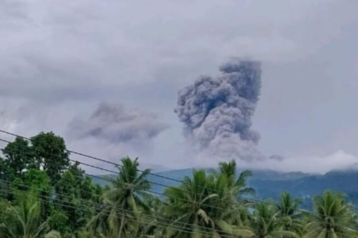 Mount Dukono erupts again, spews ash 1.1 km above peak