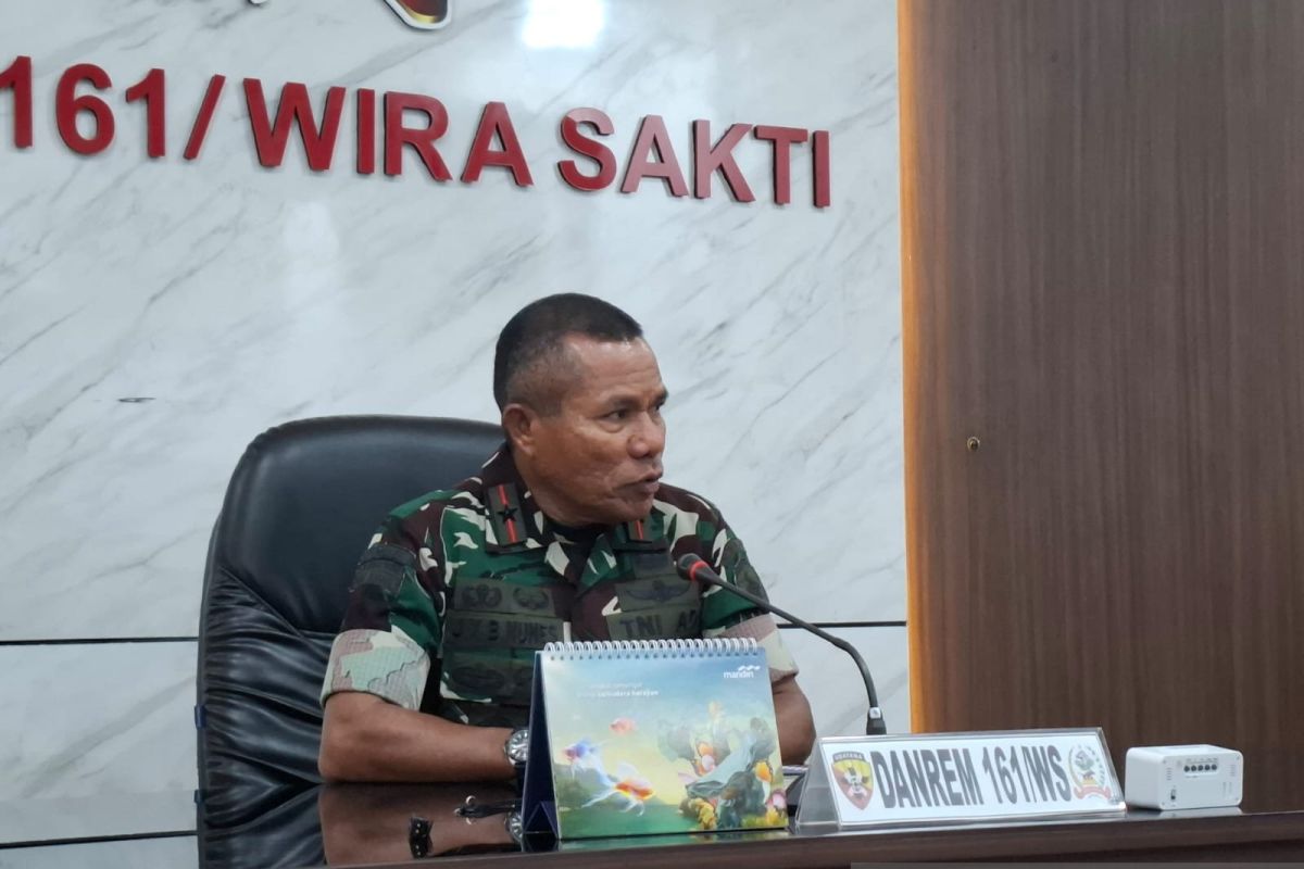 100 personel TNI AD bantu bangun huntara korban erupsi Lewotobi laki laki