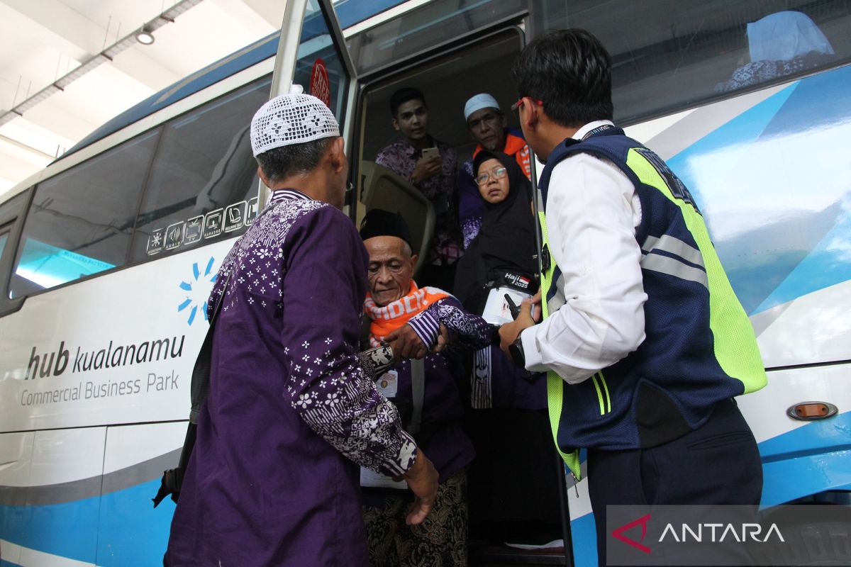 Dua penerbangan haji alami kendala, jamaah difasilitasi hotel