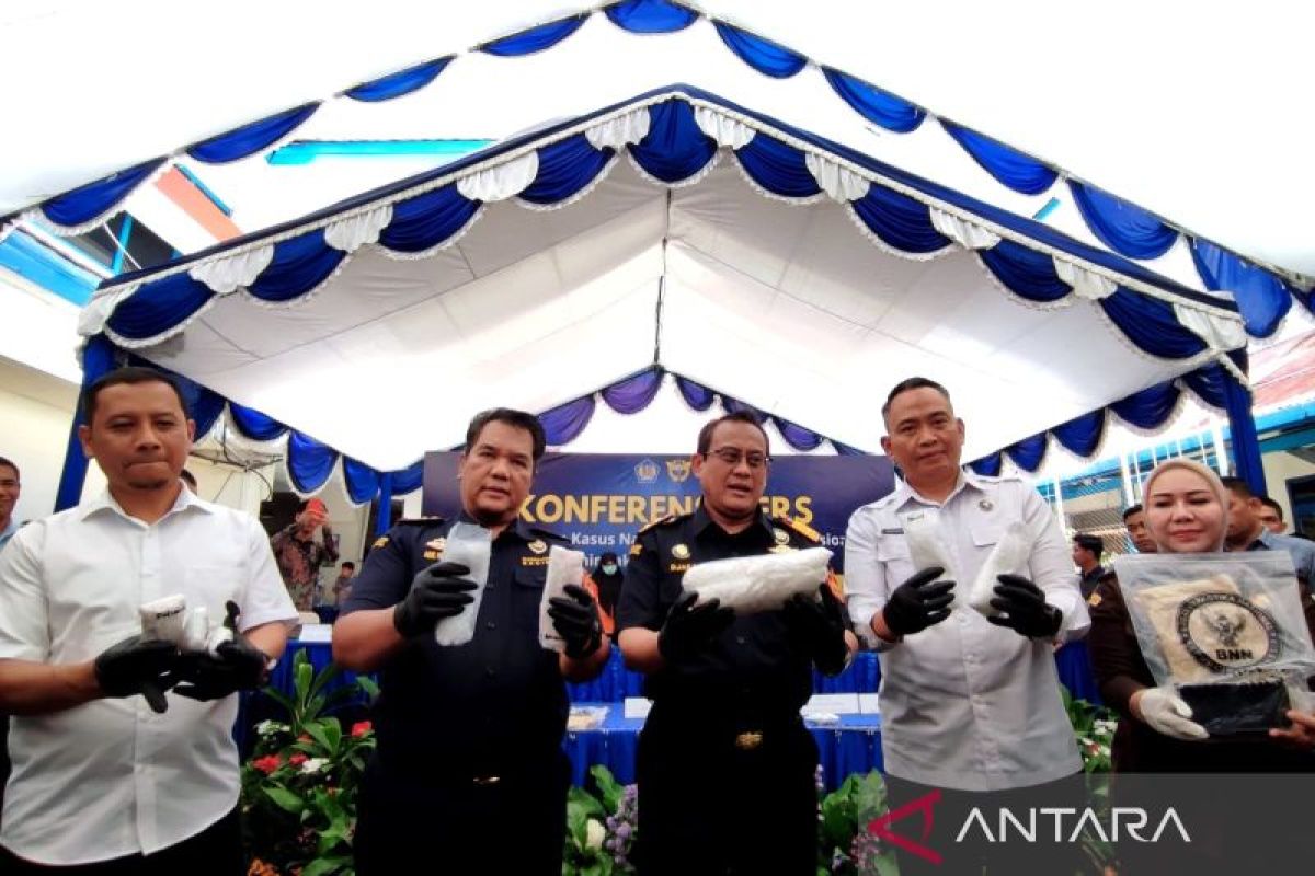 Customs nab eight drug mules smuggling meth into Makassar