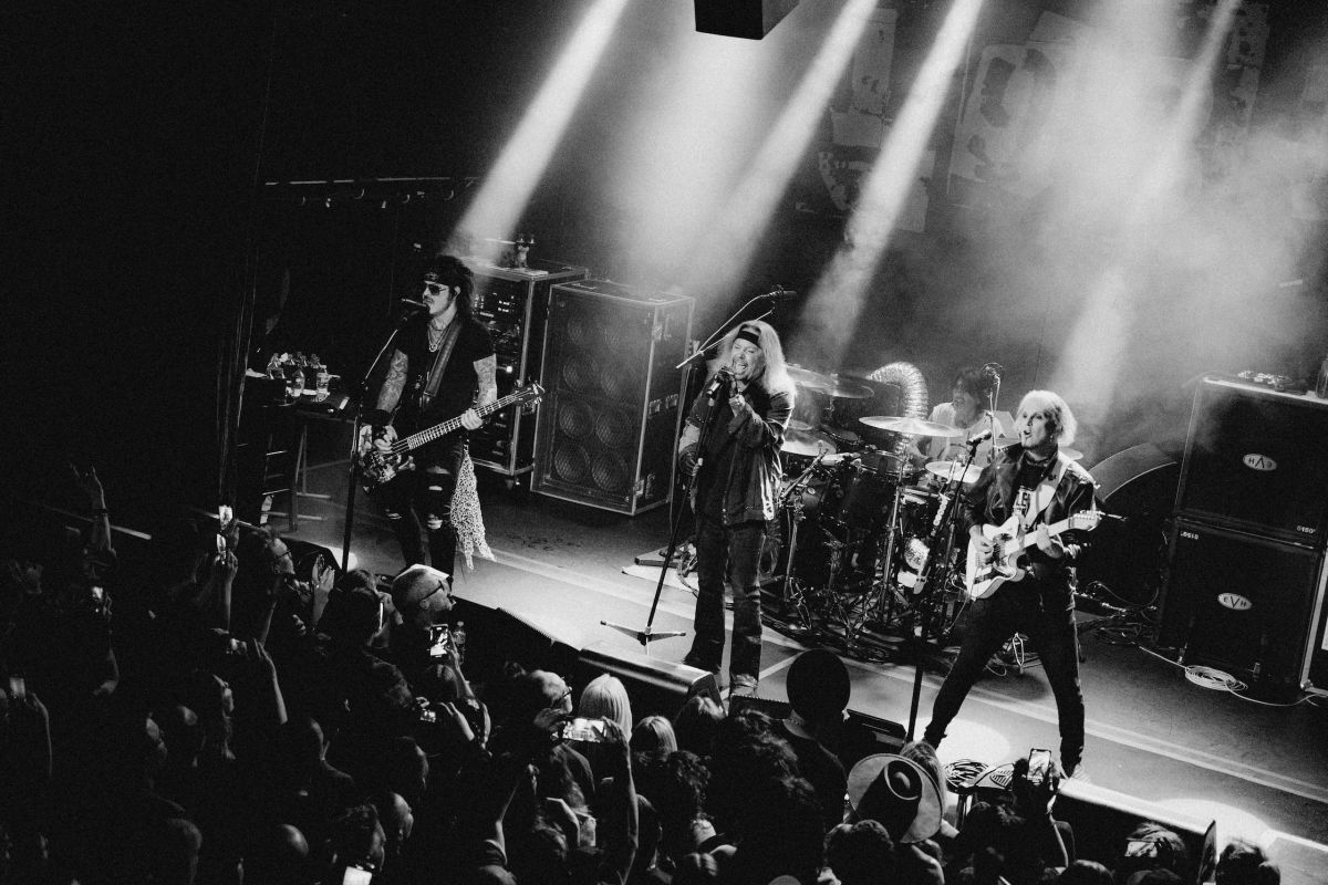 Motley Crue gandeng Dolly Parton di versi baru lagu "Home Sweet Home"