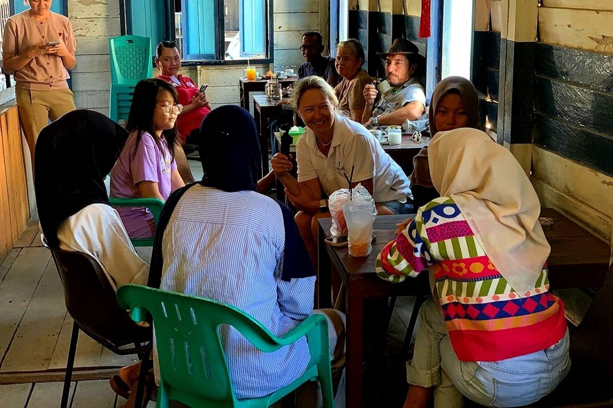 Students in Serasan border area learns English with foreign tourists