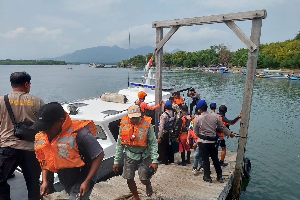 Tim gabungan evakuasi ratusan penumpang kapal kandas di Gilimanuk