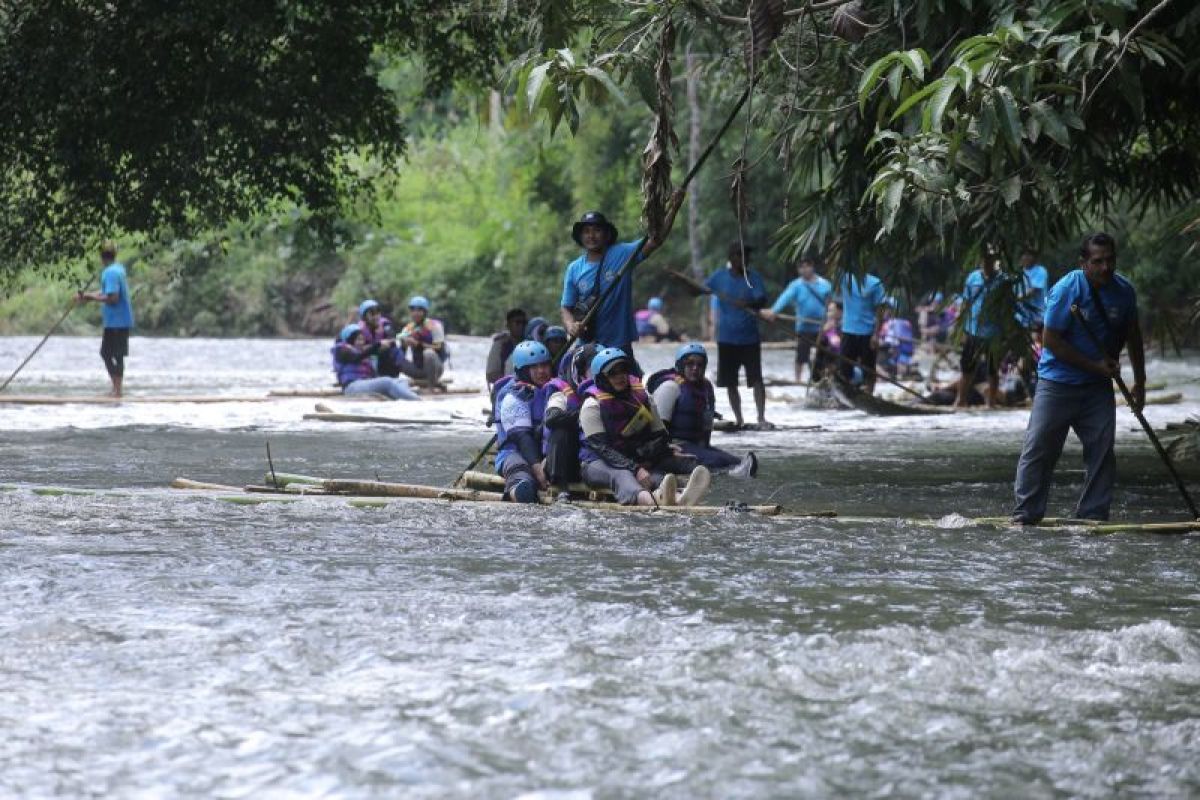 Ratusan rakit bamboo meriahkan Festival Bambo Rafting 2025