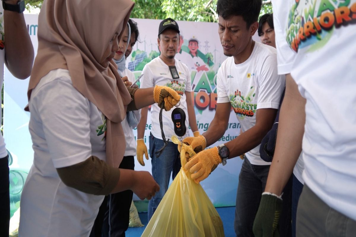 PLN lakukan aksi bersih kampung 