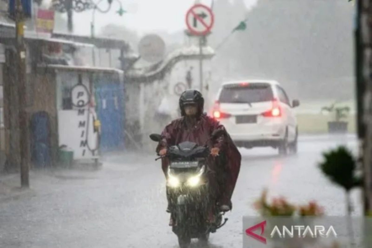Mayoritas kota besar diperkirakan hujan hingga berawan pada Rabu