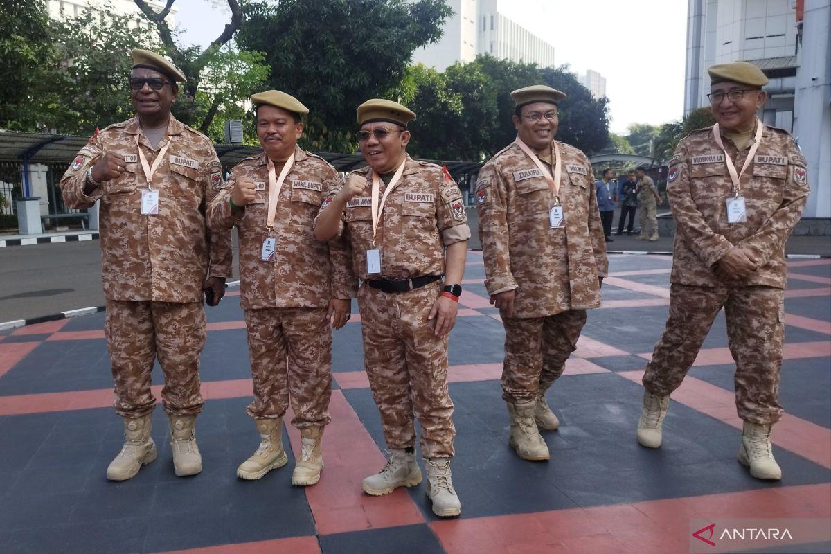 Kepala daerah pakai loreng cokelat saat memulai retret gelombang II