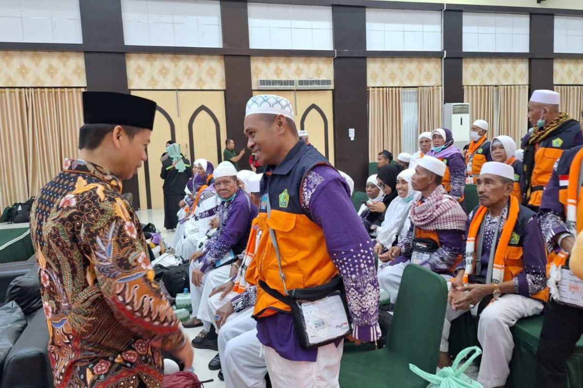 Direktur Haji Kemenag RI menyambut jamaah haji di Makassar