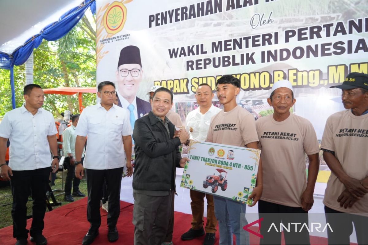 Wamentan melakukan percepatan mekanisasi pertanian di Ketapang