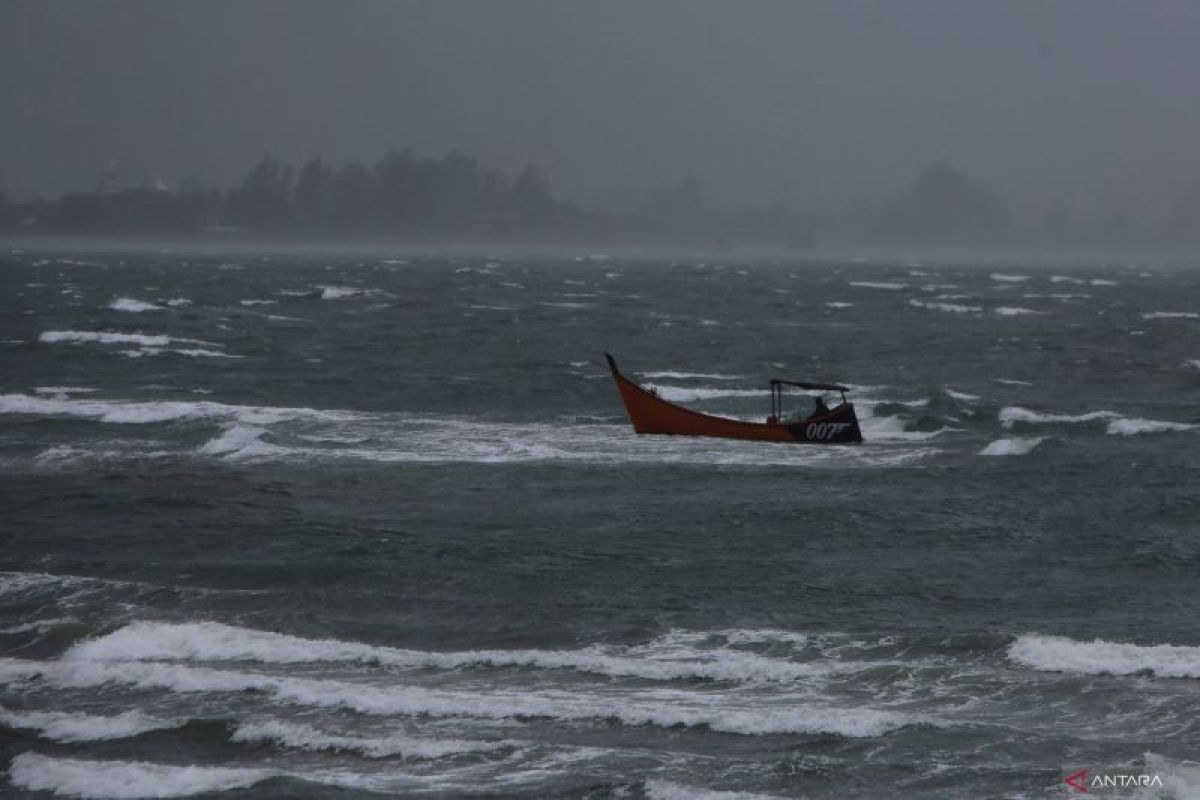 BMKG issues warning for rough waves, strong winds
