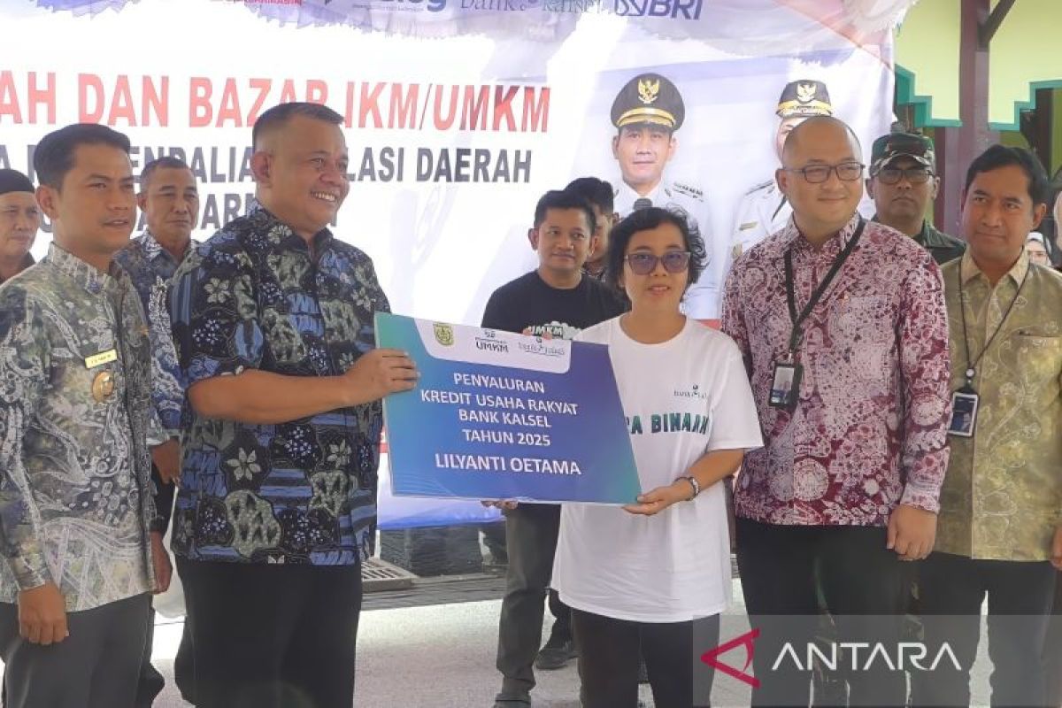 Wamen UMKM serahkan KUR Bank Kalsel untuk pelaku UMKM di Banjarmasin