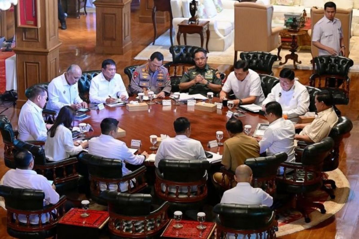 President's cabinet deliberates global tensions, strategic mitigation