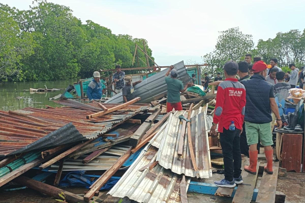 Pemprov Sulsel salurkan bantuan korban puting beliung di Pinrang