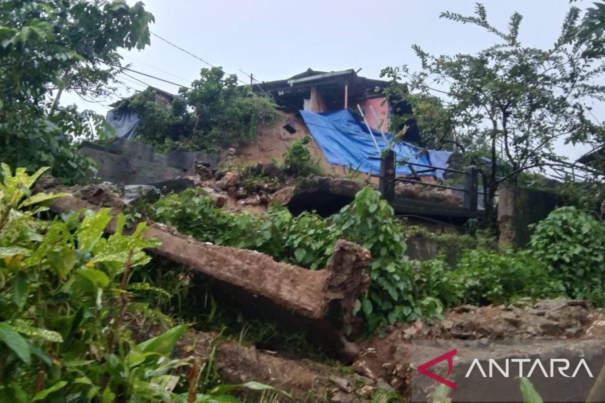 BNPB sets up command post to mitigate landslides in Ambon
