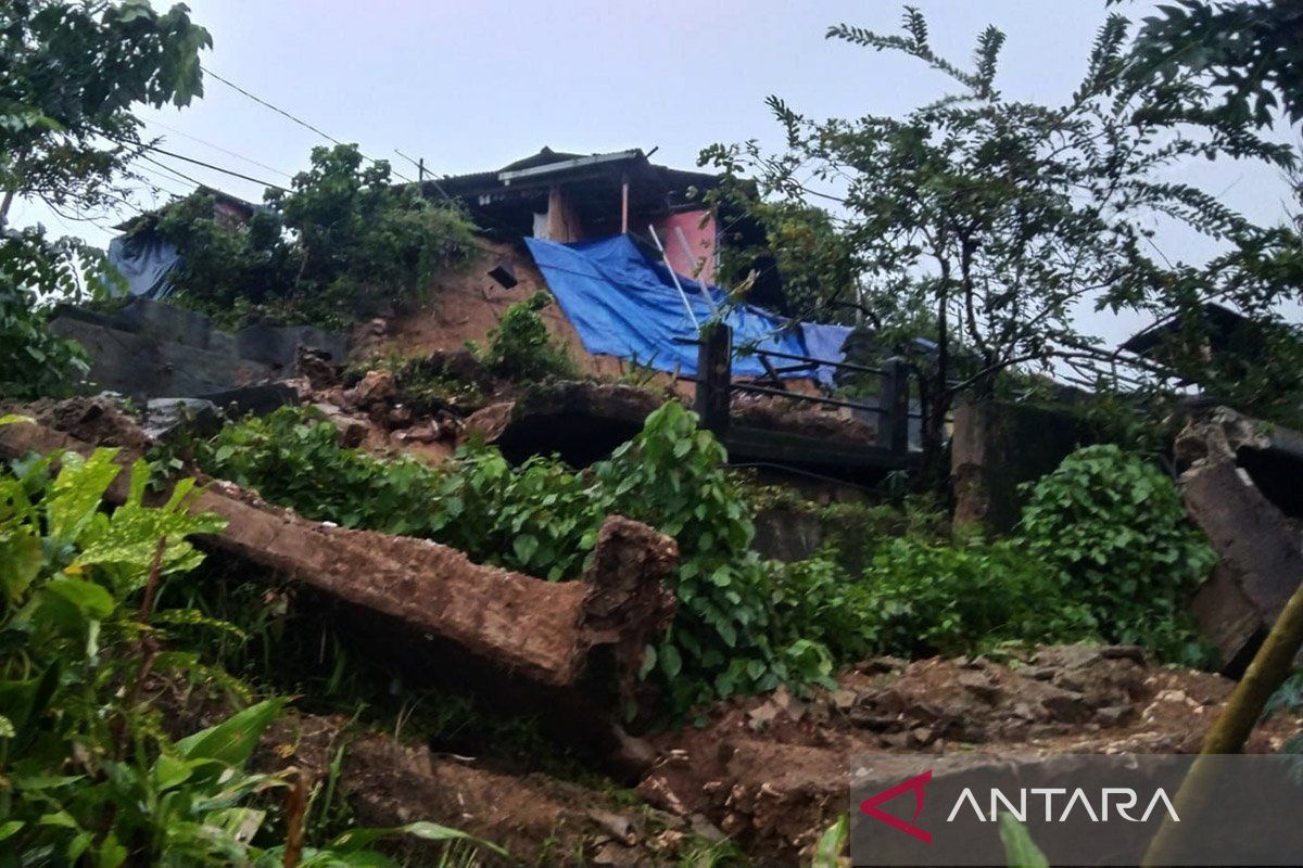 Antisipasi longsor susulan, BNPB dirikan pos komando bencana di Ambon