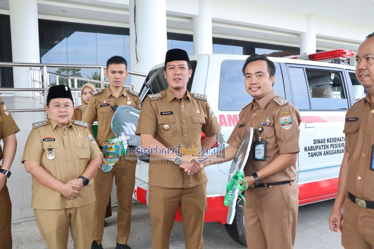 Pemkab Pesisir Barat serahkan empat ambulans ke Puskesmas