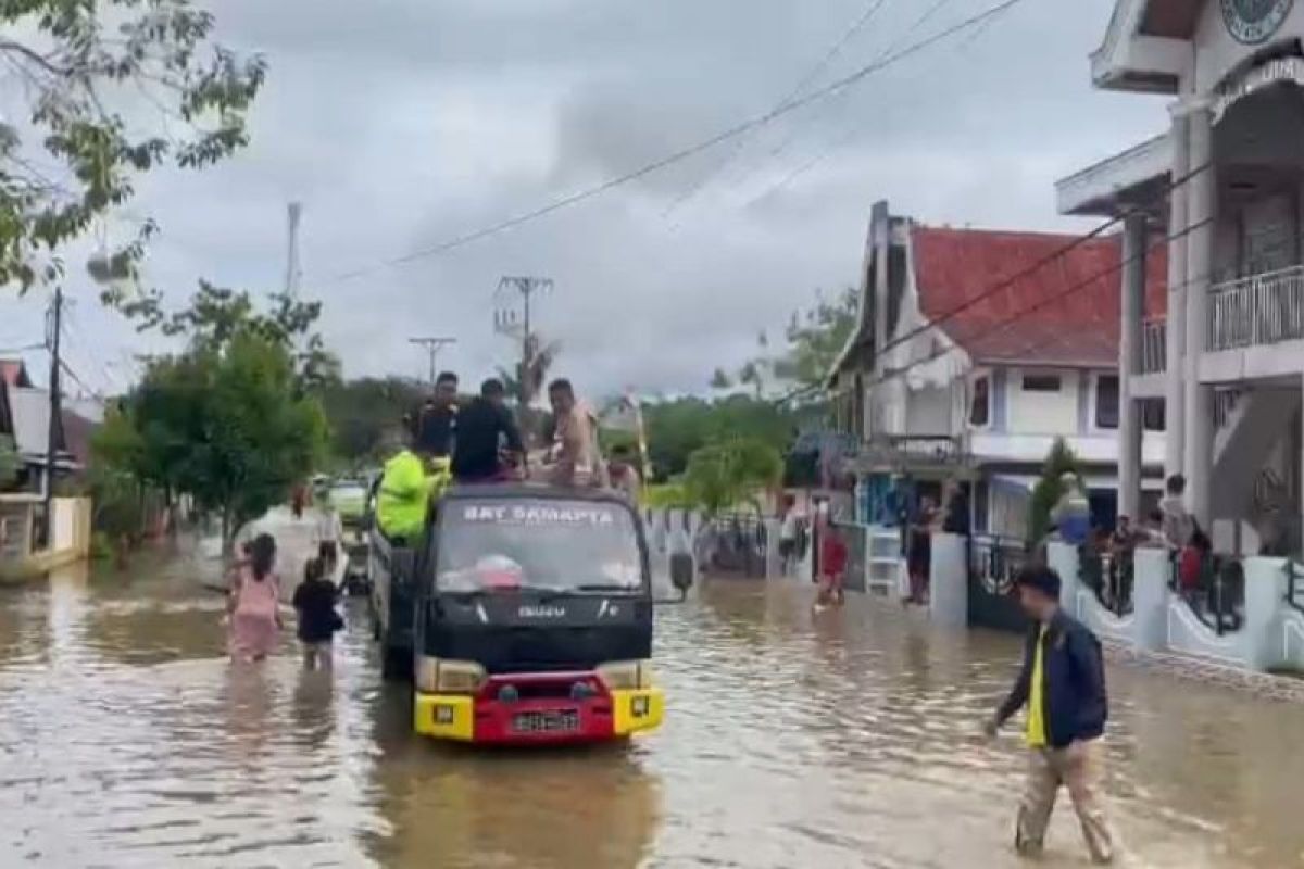2.430 warga mengungsi akibat banjir di Halmahera Selatan