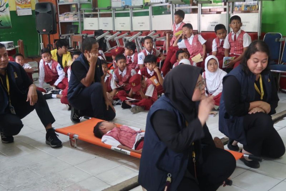 FKM UI edukasi dan praktik belajar lapangan penanggulangan banjir SDN di Bekasi