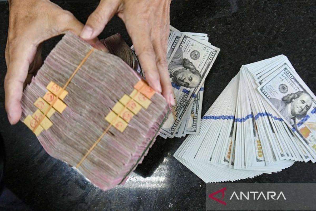 Rupiah melemah seiring eskalasi konflik di Timur Tengah