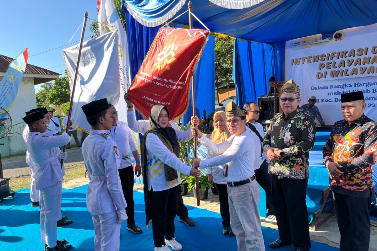 BKKBN serahkan bantuan bedah rumah