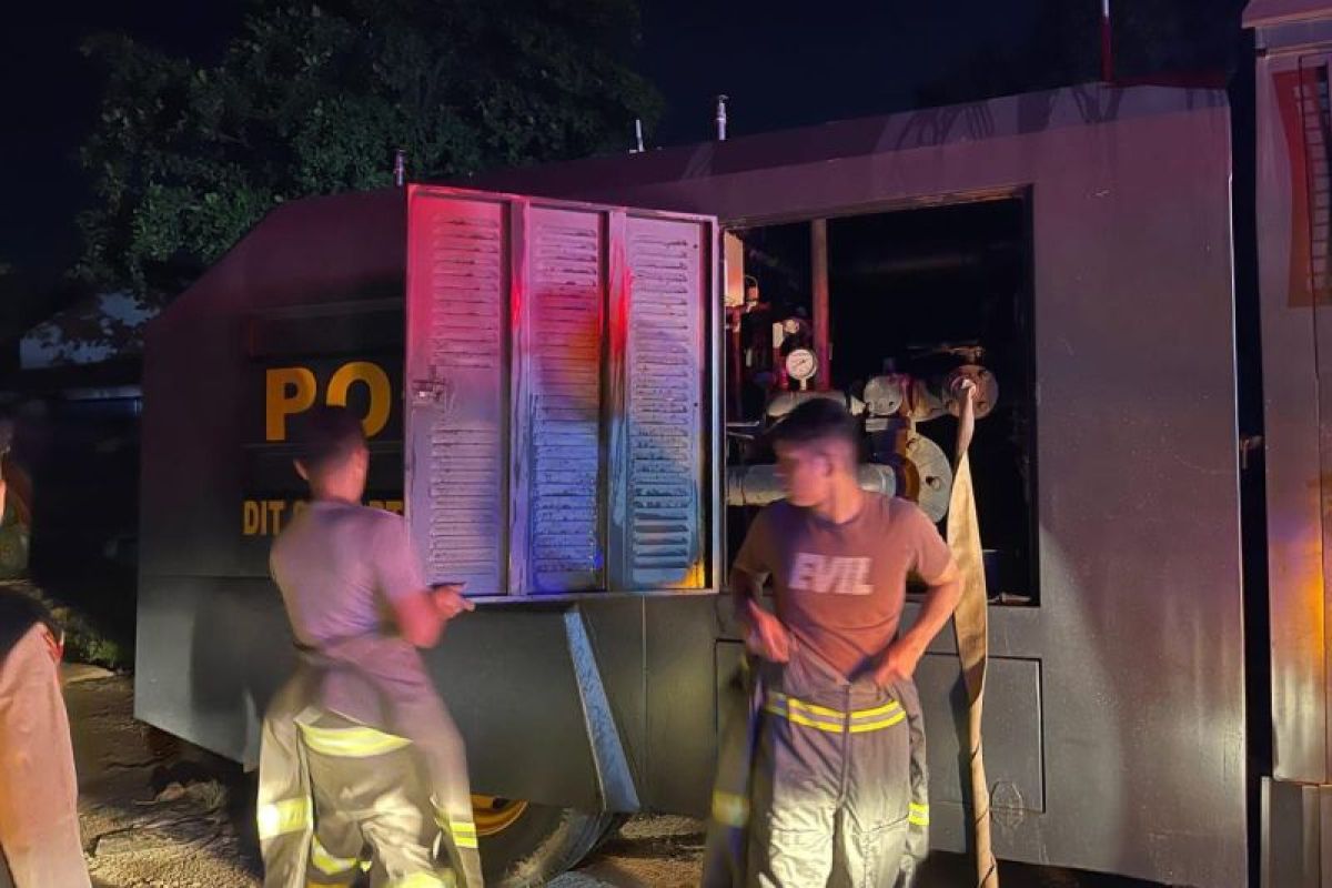 Polda Kepri kerahkan water cannon padamkan kebakaran kawasan KPLI B3 di Batam