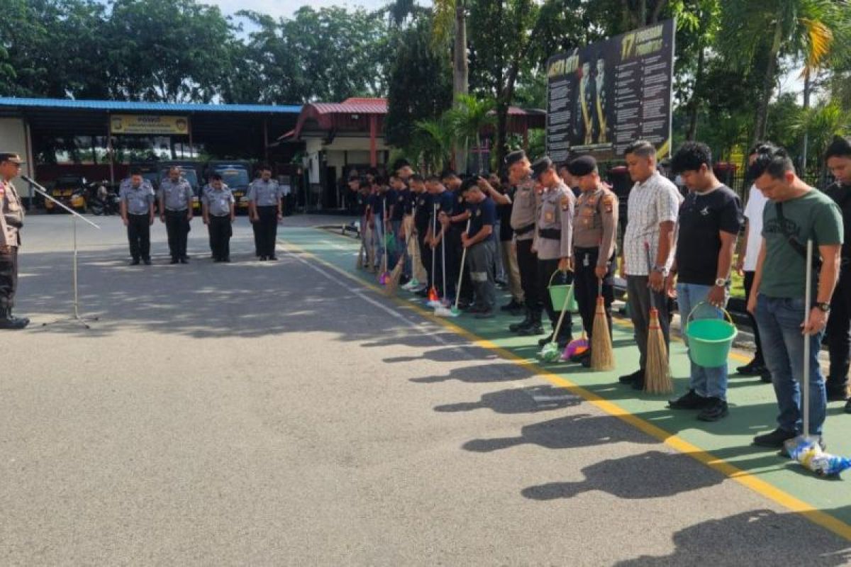 Warga binaan Lapas Batam ikut kegiatan bersihkan Mapolresta Barelang