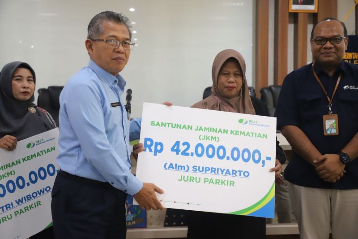 Pemkab Sleman-BPJS Ketenagakerjaan serahkan santunan kematian ke ahli waris pengelola parkir