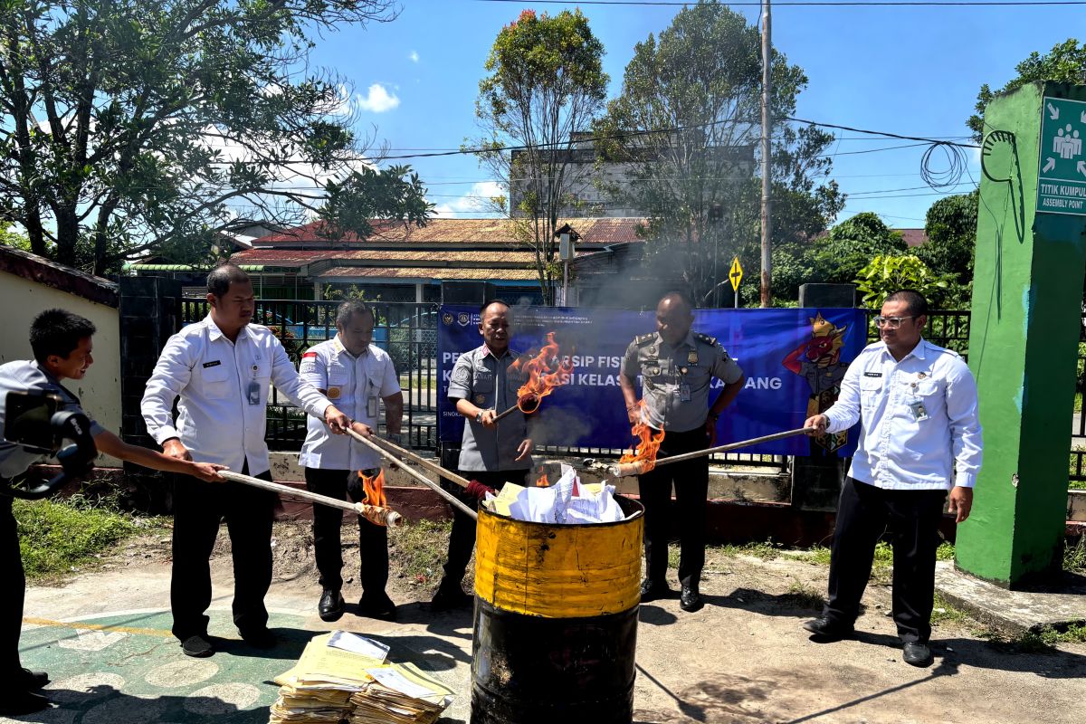 Imigrasi Singkawang musnahkan belasan ribu arsip yang tidak bernilai