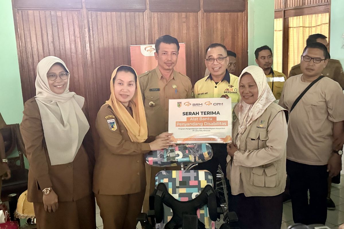 CPM salurkan bantuan modal usaha dan alat bantu disabilitas di Palu