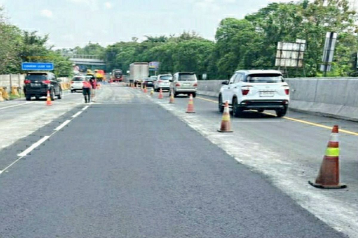 Pengelola Tol Cipularang minta maaf perjalanan terganggu perbaikan jalan