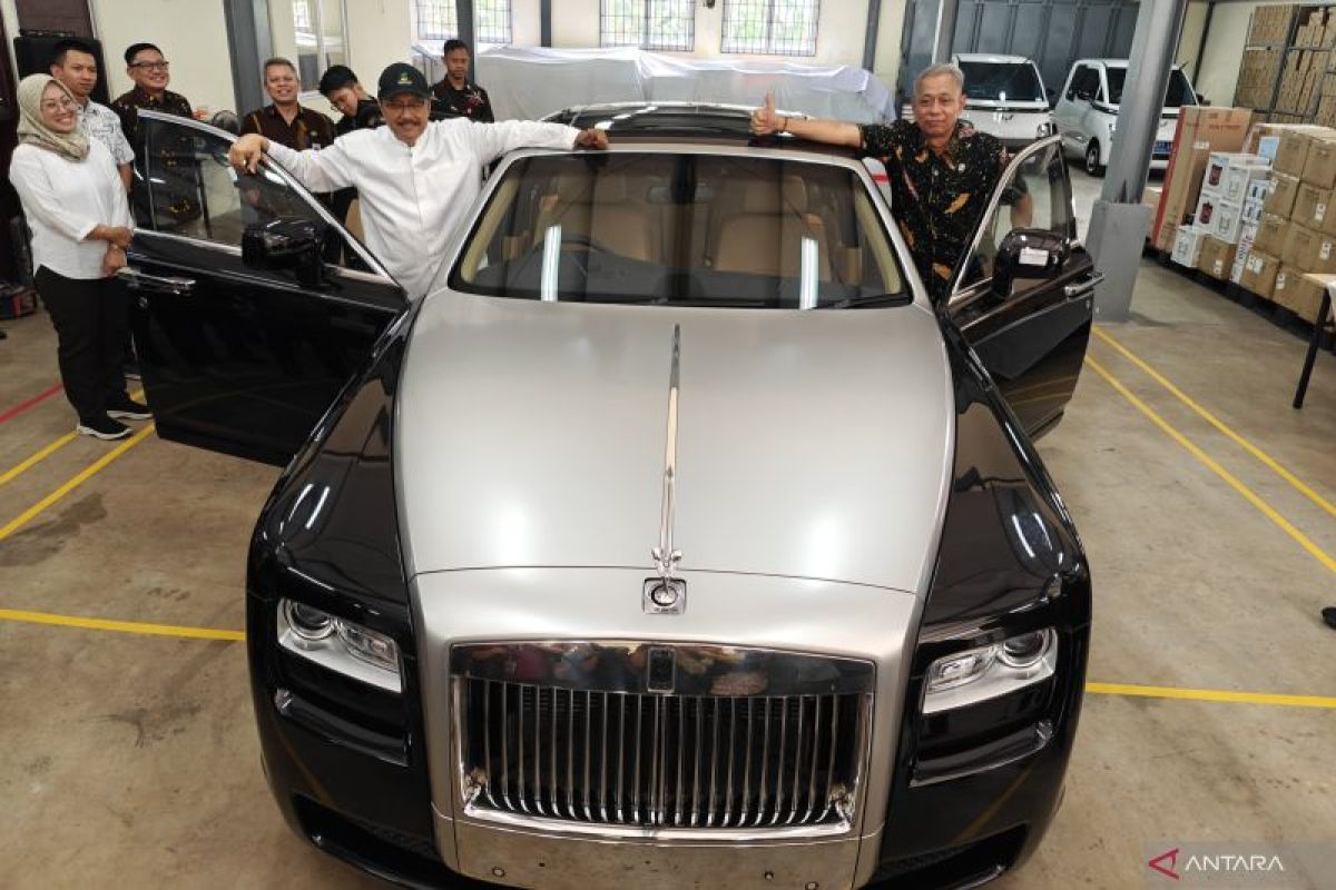 Auctioned Rolls-Royce to support Makassar housing renovations