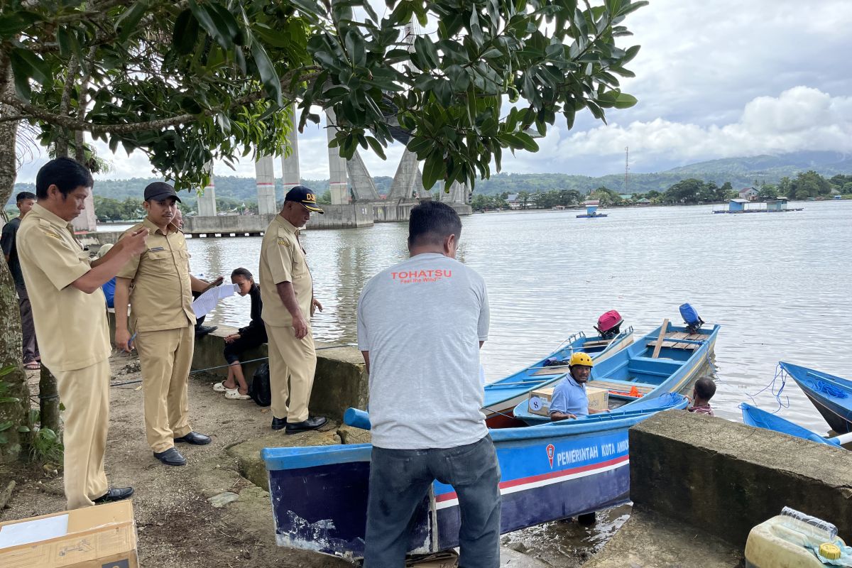 Pemkot Ambon beri bantuan 12 unit mesin kapal dorong ekonomi nelayan