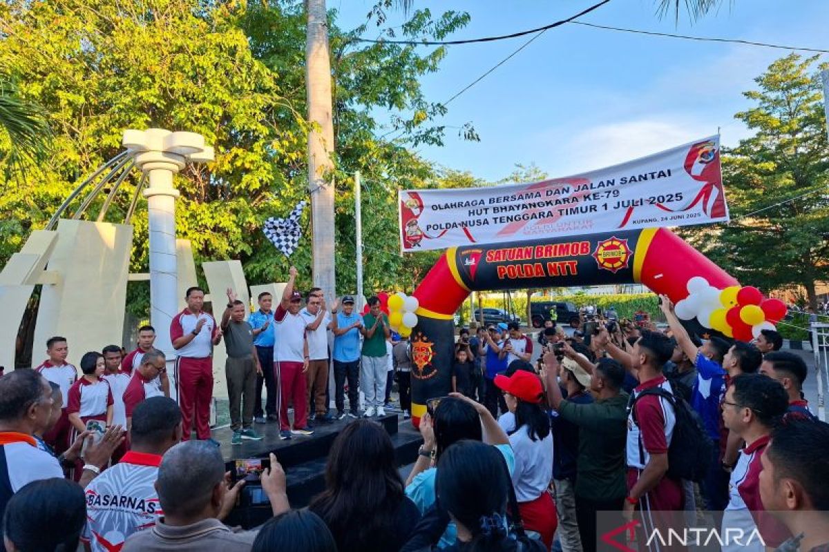 Polda NTT menggelar jalan santai dengan masyarakat sambut HUT Bhayangkara