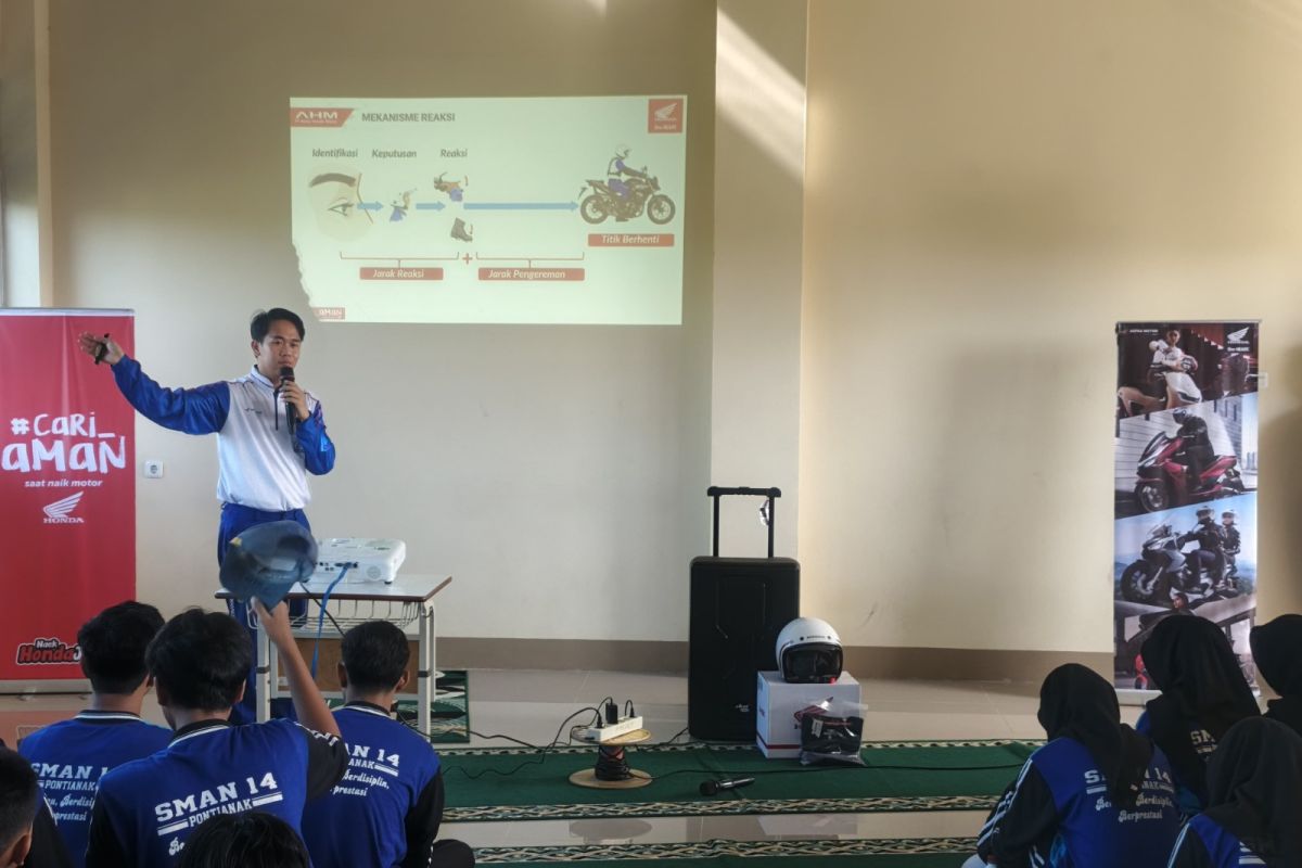 Asmo Kalbar gelar Edukasi Safety Riding di SMAN 14 Pontianak
