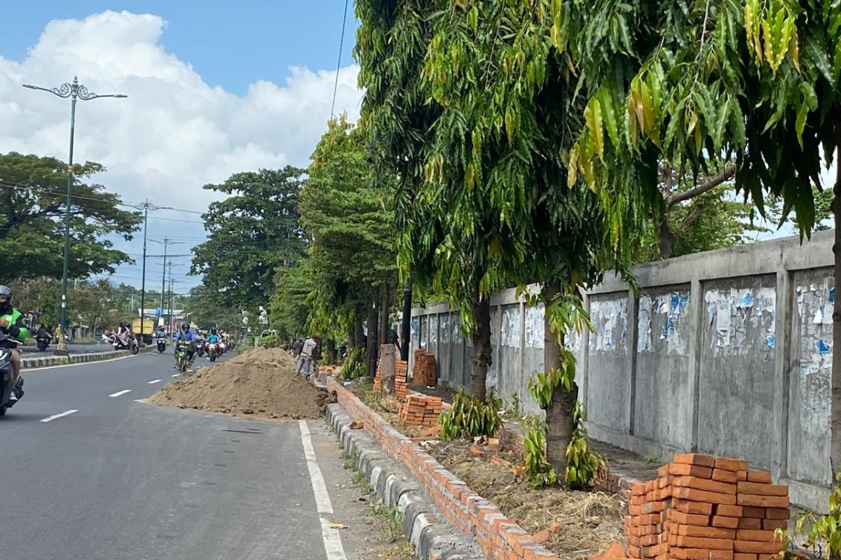 Peningkatan kualitas jalan di Mataram mulai dikerjakan