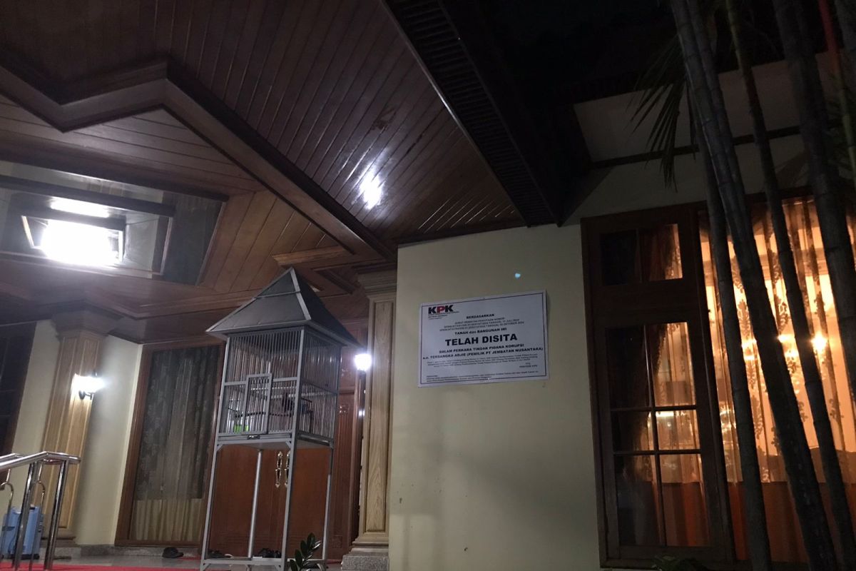 KPK sita senpi dan lima mobil saat geledah dua rumah di kasus PT JN