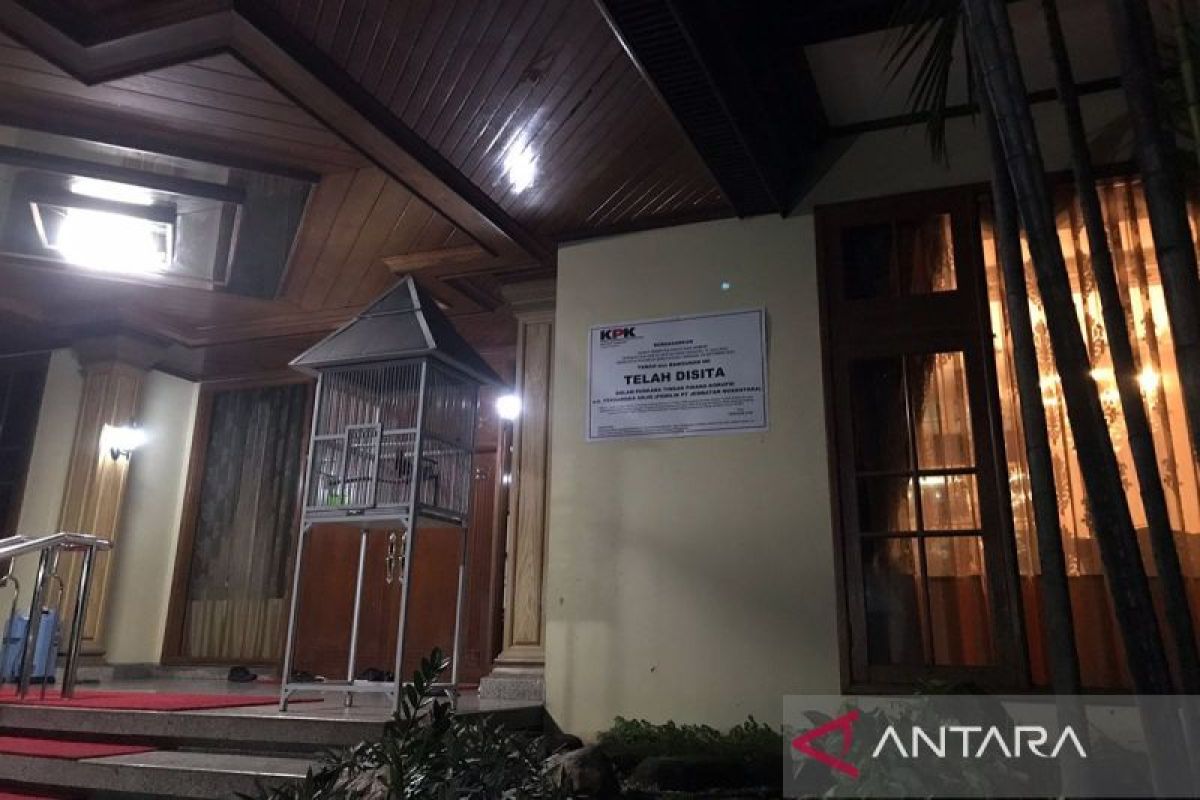 KPK sita senpi dan lima mobil saat geledah dua rumah di kasus PT JN