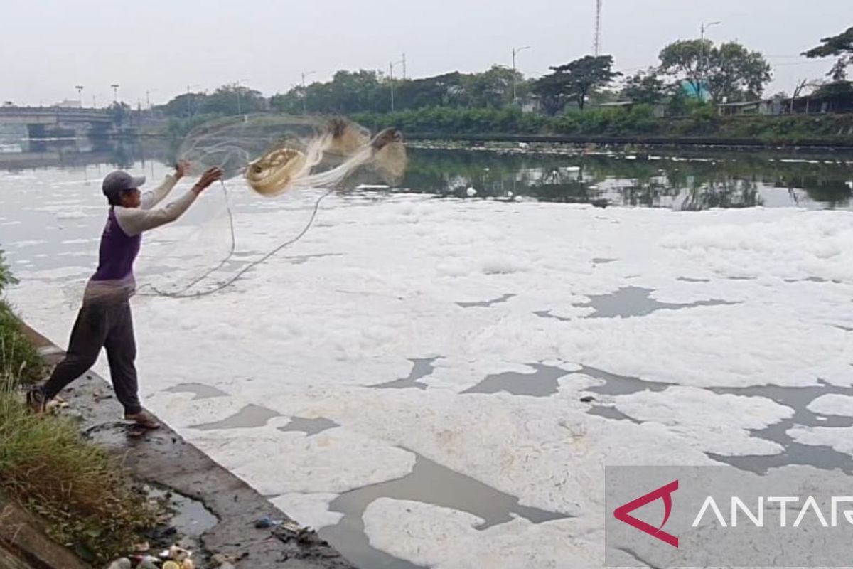 Nelayan keluhkan busa penuhi bagian hilir sungai BKT Marunda hingga sulit cari ikan